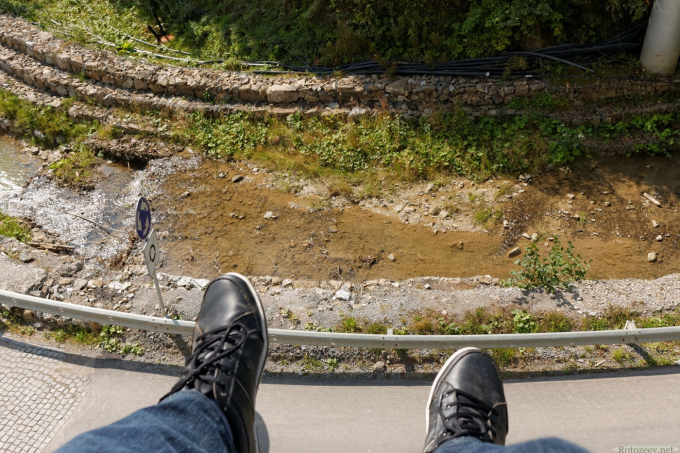 Вид на мои ноги. Подъемник на Буковеле.