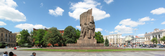 Памятник трое из ломбарда несут холодильник