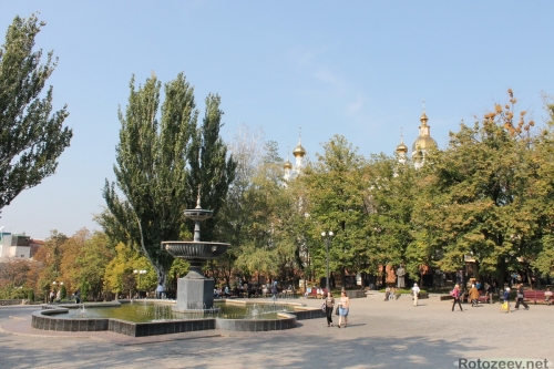 Фонтан близ монастыря в центре Харькова