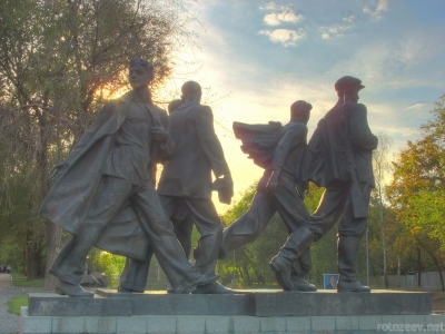 Памятник студентам, ушедшим на фронт