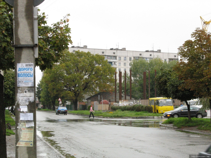 Чугуев. Осень 2006 года, строится Биг Хаус