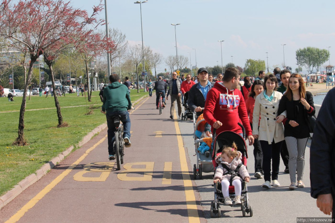 Велодорожка и пешеходы в Стамбуле